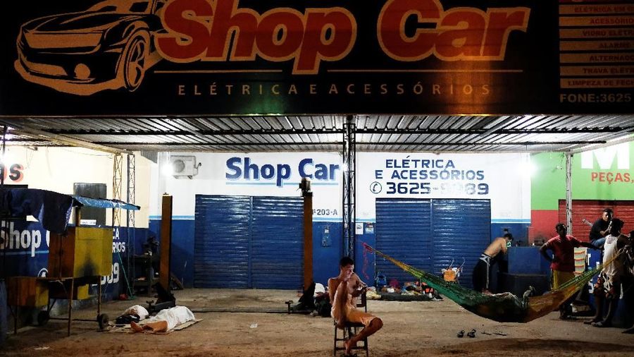 Warga Venezuela berbondong-bondong meninggalkan negaranya yang sedang hancur diterpa krisis ekonomi.