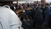 Peti mati mendiang Aretha Franklin dimuat ke dalam mobil jenazah setelah upacara pemakaman di Greater Grace Temple pada tanggal 31 Agustus 2018 di Detroit, Michigan. (AFP PHOTO / JEFF KOWALSKY)