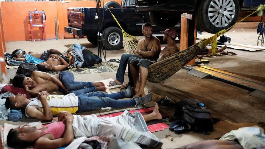 Warga Venezuela berbondong-bondong meninggalkan negaranya yang sedang hancur diterpa krisis ekonomi.