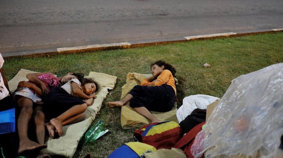 Beberapa media melaporkan warga Venezuela yang meninggalkan negaranya demi kabur dari krisis ke negara-negara tetangga, seperti Kolombia, Brasil, dan Peru.