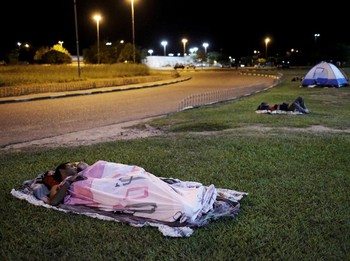 Miris! Didera Krisis, Warga Venezuela Tidur di Jalan