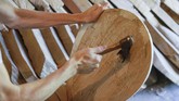 Selain kobza, musik dumas juga diiringi oleh bandura, alat musik petik yang mirip harpa.