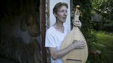 Musisi Yuriy Fedynsky memainkan alat musik petik asal Ukraina bernama kobza di rumah sekaligus bengkel pembuatan alat musiknya, Desa Kryachkivka, Ukraina.