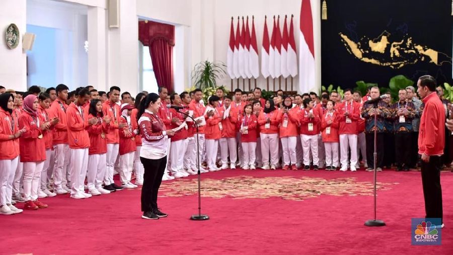 Presiden Joko Widodo menepati janji mencairkan bonus kepada para atlet Indonesia peraih medali di Asian Games 2018 'sebelum keringat para atlet mengering'.