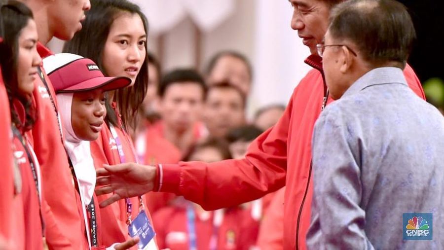 Presiden Joko Widodo menepati janji mencairkan bonus kepada para atlet Indonesia peraih medali di Asian Games 2018 'sebelum keringat para atlet mengering'.