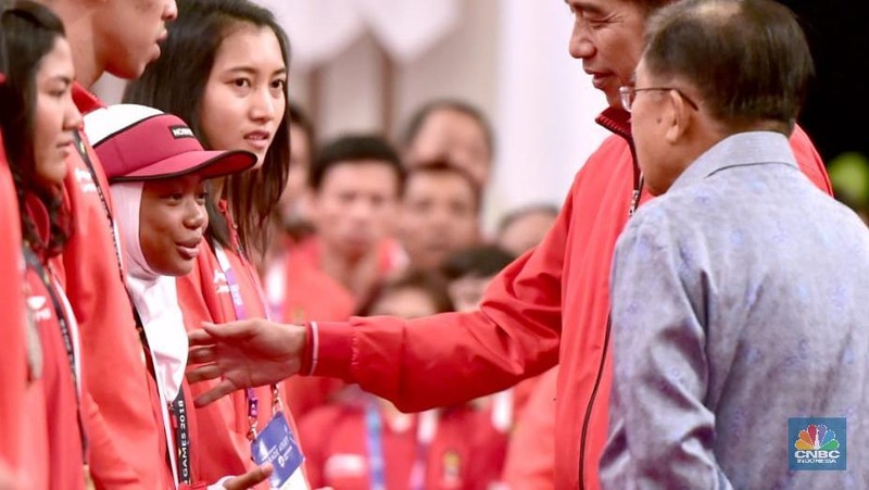 Presiden Joko Widodo menepati janji mencairkan bonus kepada para atlet Indonesia peraih medali di Asian Games 2018 'sebelum keringat para atlet mengering'.