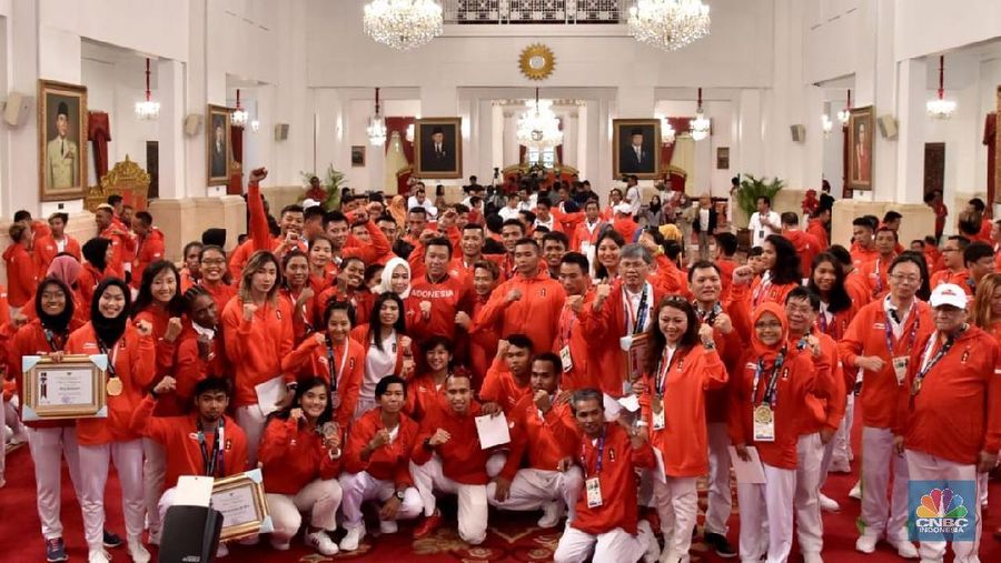 Presiden Joko Widodo menepati janji mencairkan bonus kepada para atlet Indonesia peraih medali di Asian Games 2018 'sebelum keringat para atlet mengering'.