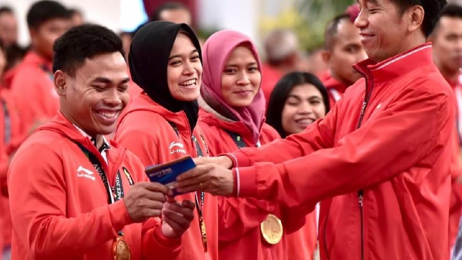 Presiden Joko Widodo menepati janji mencairkan bonus kepada para atlet Indonesia peraih medali di Asian Games 2018 'sebelum keringat para atlet mengering'.