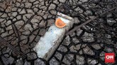 Di kawasan ini, tampak jelas tembok-tembok bekas bangunan masih berdiri kokoh dan sedikit agar menyeramkan, bahkan tak sedikit barang-barang seperti piring, sepatu, hingga bekas kaleng makanan cepat saji tergeletak di beberapa tempat. (CNNIndonesia/Safir Makki)