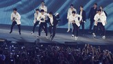 Setelah iKON, boyband Super Junior giliran tampil. Bisa dibilang sebagian besar pemegang tiket upacara penutupan Asian Games 2018 merupakan penggemar boyband asal Korea ini. (ANTARA FOTO/INASGOC)