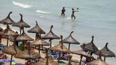 Selain aturan yang kendor, penduduk lokal juga meminta pemerintah untuk menerapkan standar upah yang sesuai untuk pekerja di industri wisata Spanyol. (REUTERS/Enrique Calvo)