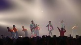 Setelah menyanyikan lagu berjudul 'Pandangan Pertama', band RAN juga menyanyikan lagu 'Inikah Cinta' yang diciptakan ME. (REUTERS/Athit Perawongmetha)