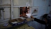 UNRWA yang membantu lebih dari lima juta pengungsi Palestina yang terdaftar mengatakan harus menutup jaringan sekolah dan layanan kesehatan yang dioperasikannya. (REUTERS/Mohammed Salem)