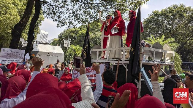 Di KPU Emak-emak Militan Demo Tuntut Jokowi Mundur
