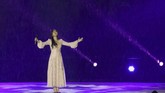 Penyanyi Isyana Sarasvati tampil dalam upacara penutupan Asian Games 2018 di Stadion GBK, Jakarta, pada Minggu (2/9). Dalam penampilannya ia menyanyikan lagu 'Asia's Who We Are'. (REUTERS/Cathal Mcnaughton)