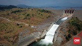 Pintu air Bendungan Jatigede yang terletak di Kabupaten Sumedang, Jawa Barat. Bendungan ini beroperasi sejak 1 Agustus 2015 yang menenggelamkan 28 desa di wilayah Sumedang dan mengairi 90 ribu hektare lahan pertanian dengan pembangkit listrik mencapai 110 MW. (CNNIndonesia/Safir Makki).