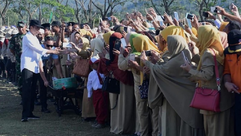 Presiden telah menyerahkan bantuan rekonstruksi sebanyak 5.293 rumah.