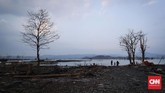 Kemarau dan menyusutnya air Waduk Jatigede menjadi berkah bagi penduduk sekitar selain memanfaatkan lahan untuk bercocok tanam, menjala ikan, mencari kayu bakar, juga menjadi destinasi wisata baru bagi masyarakat untuk mengenang kehidupan yang sebelumnya pernah tinggal di sana. (CNNIndonesia/Safir Makki)