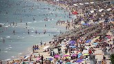 Turis terlihat mengerumuni Pantai El Arenal di Mallorca, Spanyol. (REUTERS/Enrique Calvo)