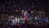 Penampilan Bams dan Lea Simanjuntak yang menyanyikan lagu 'Kemesraan' ciptaan Iwan Fals. Sepanjang lagu seluruh penonton di stadion menyalakan lampu di telepon genggamnya sehingga menciptakan suasana romantis. (ANTARA FOTO/INASGOC/Ikhwan Yanuar)