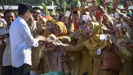 'Wajah Ganda' Jokowi Kerek Gaji PNS Jelang Pilpres