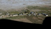 Danau ini terletak di Altplano Bolivia dan berada di ketinggian 3.700 meter. Tahun 1990, danau ini memiliki luas 2.000 kilometer persegi yang membuatnya menjadi danau terbesar kedua di Bolivia setelah danau Titicaca. (REUTERS/David Mercado)