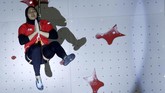 Atlet panjat dinding Indonesia Aries Susanti Rahayu sukses meraih dua medali emas di Asian Games pada nomor individu dan estafet beregu. (REUTERS/Edgar Su)