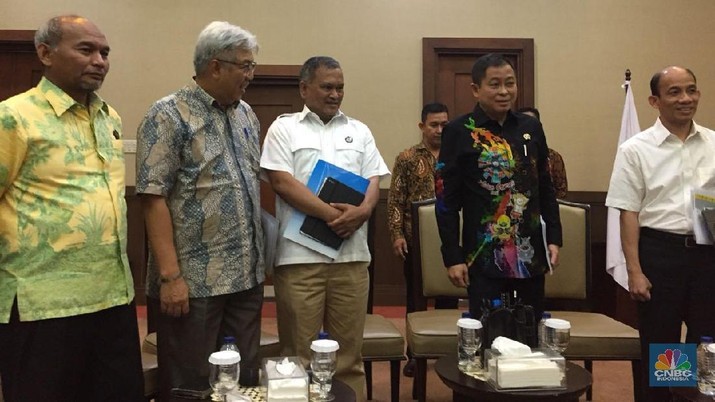 Selamatkan Rupiah, Jokowi Korbankan 15.200 MW Proyek Listrik Jokowi akhirnya memutuskan untuk menunda hampir separuh proyek 35 ribu mw
