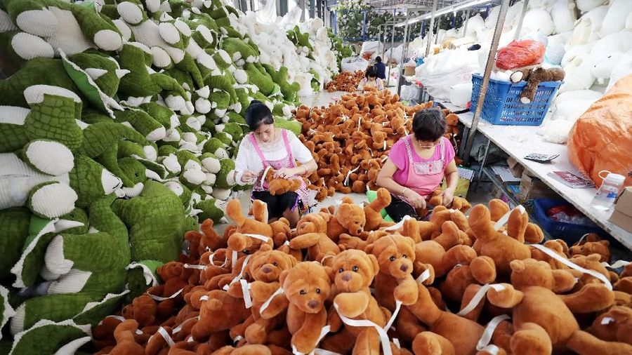 Workers make stuffed toys for export at a factory in Lianyungang, Jiangsu province, China September 4, 2018. REUTERS/Stringer ATTENTION EDITORS - THIS IMAGE WAS PROVIDED BY A THIRD PARTY. CHINA OUT.