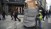 Nilai tukar peso Argentina terperosok terhadap dolar AS karena investor khawatir pemerintah Argentina akan mengalami masalah dalam membayar utang. (AFP PHOTO/Eitan Abramovich).