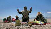 Banyak warga yang berharap ketika hujan terjadi air tersebut mampu untuk mengisi sedikit danau, namun mereka juga tidak memikirkan hal tersebut akan terjadi. (REUTERS/David Mercado)