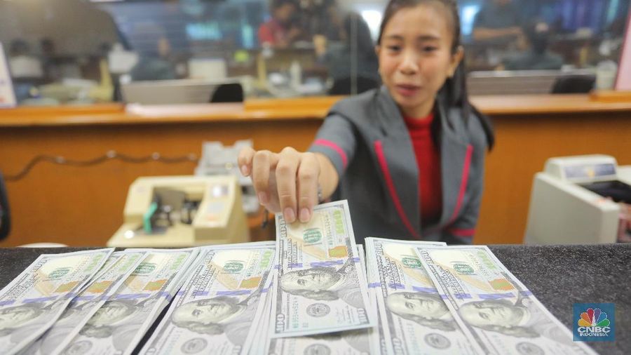 Ekonom Bank Mandiri Andry Asmoro memperkirakan nilai tukar rupiah akan bergerak di level Rp 14.786 hingga Rp 14.854 terhadap dolar AS hari Senin.