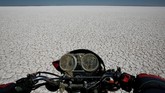 Danau Poopo yang merupakan danau terbesar kedua di Bolivia kembali mengering. Ini bukan kekeringan yang pertama. Dalam beberapa tahun belakangan, Danau Poopo hampir selalu mengalami kekeringan disetiap tahunnya. (REUTERS/David Mercado)