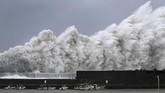 Jepang diterjang topan Jebi, pada Selasa (4/9). Topan ini tercatat jadi badai terkuat yang pernah melanda Jepang dalam 25 tahun terakhir. (Kyodo/via REUTERS)