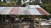 Bantuan diutamakan untuk rumah yang rusak berat sebesar Rp50 juta per rumah, bukan untuk setiap kepala keluarga. (ANTARA FOTO/Ahmad Subaidi)