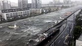 Topan Jebi melanda Jepang pada pukul 10 pagi waktu setempat. Angin kencang menerpa daratan Jepang dengan kecepatan sekitar 45 kilometer perjam dengan tekanan atmosfer 945 hektorpascal di pusatnya. Kecepatan angin topan Jebi yang terburuk bisa mencapai 216 kilometer perjam. (TWITTER/ @R10N_SR/via REUTERS)