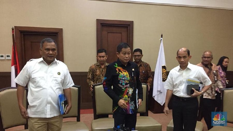 Menteri Jonan sebut dengan menunda hampir separuh proyek 35 Ribu MW, RI bisa tekan impor sampai Rp 149 triliun.