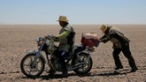 Para penduduk di sekitar sana banyak yang bermigragsi ke kota-kota terdekat. Hal itu mereka lakukan untuk mendapatkan pekerjaan sebagai buruh harian demi menghidupi kebutuhan sehari-hari. (REUTERS/David Mercado)