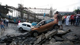 FOTO: Pilu Korban Runtuhnya Jembatan Tua di India