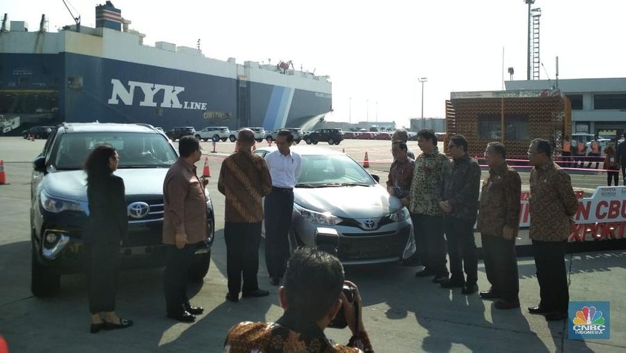 Jokowi melancong ke Vietnam dengan agenda khusus untuk menggenjot ekspor mobil RI ke negara tersebut.