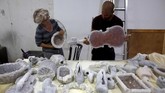 Sigalit Landau (kiri) dan rekannya Yotam, melihat koleksi mereka yang sudah direndam dalam Laut Mati dan membentuk kristal garam. (REUTERS/Nir Elias)