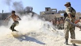 Di satu padang pasir di Idlib, Suriah, sekelompok pemberontak yang menamakan diri Front Pembebasan Suriah berlatih untuk menghadapi gempuran pemerintah. (AFP Photo/Aaref Watad)