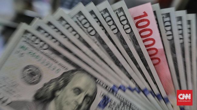 Masih Dibayangi The Fed, Rupiah Melemah Tipis Dekati Rp15.200