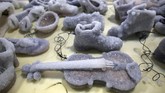Berbagai benda yang sudah terbentuk kristal garam menciptakan ragam kreasi cantik nan berkilau. (REUTERS/Nir Elias)