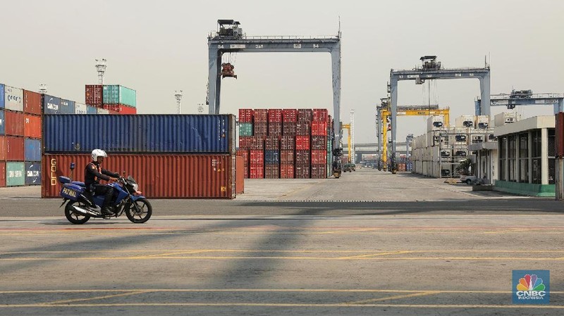 Indonesia mengenjot produksi dalam negeri untuk ekspor dan membatasi kegiatan barang impor guna memperkuat nilai rupiah agar cadangan devisa naik.