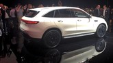 Mercedes berupaya menghasilkan kendaraan ramah lingkungan di masa depan. (REUTERS/Esha Vaishk)