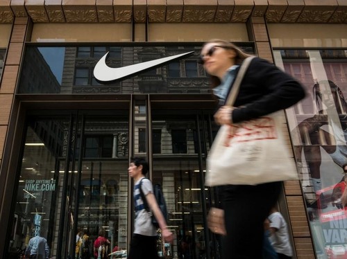 Setelah Aksi Bakar Sepatu, Seragam Nike Juga Diboikot di Sekolah Ini Setelah Aksi Bakar Sepatu, Seragam Nike Juga Diboikot di Sekolah Ini