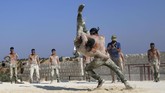Mereka semua bersiap untuk menghadapi kemungkinan terburuk, termasuk penggunaan senjata kimia oleh pasukan rezim Bashar al-Assad. (AFP Photo/Aaref Watad)