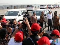 Gaya Jokowi Melepas Ekspor Mobil Toyota ke-1 Juta
