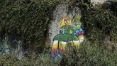 Muralnya yang indah ternyata menarik minat seniman lainnya tanpa ia ketahui. Perlahan, satu per satu seniman dari berbagai daerah ikut menambah deretan mural di kawasan tersebut. (AFP PHOTO / MIGUEL RIOPA)